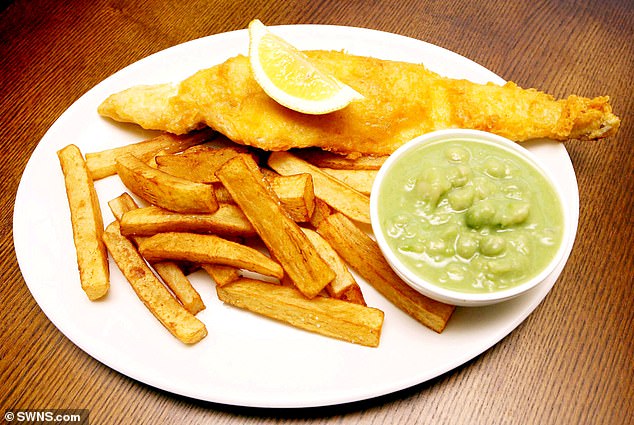 Während Kabeljau der Favorit der Nation sein könnte, sagen Wissenschaftler, dass die Umstellung auf Makrele und Chips den Briten helfen könnte, Nährstoffmängel zu vermeiden (Aktenfoto)