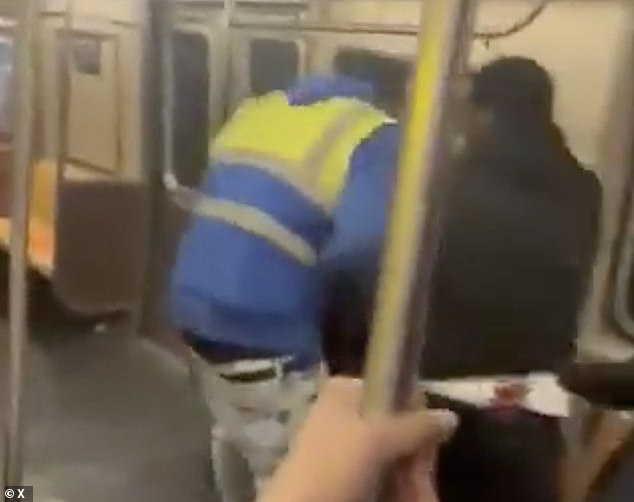 Die Schießerei ereignete sich kurz nach 16.45 Uhr in einem Zug der Linie A in Richtung Norden in Brooklyn, als ein verbaler Streit zwischen zwei Fremden zu einer Schlägerei eskalierte
