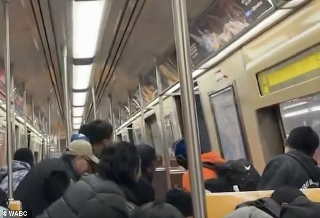 New Yorker Pendler suchten nach Deckung, nachdem am Donnerstag während der Hauptverkehrszeit in einer U-Bahn einem „aggressiven“ Fahrer in den Kopf geschossen wurde
