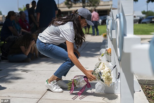 Meghan besuchte Uvalde nur zwei Tage nach der Schießerei, drückte ihr ihr Beileid aus und legte der zehnjährigen Uziyah Garcia einen Strauß weißer Rosen mit einer lila Schleife am Kreuz nieder