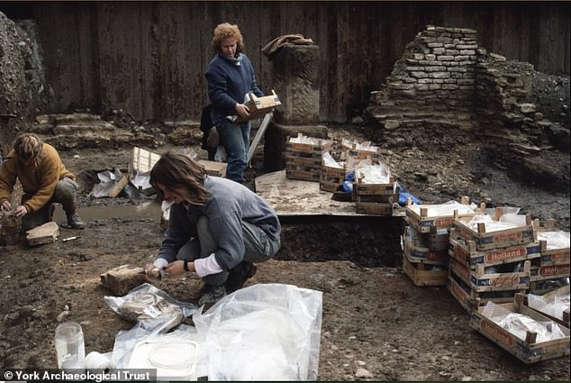Die Stätte in Wellington Row ist mit der Wikingerzeit verbunden. Archäologen haben Tonnen von Tierknochen, eine Viertelmillion Keramikstücke und 20.000 andere interessante Objekte freigelegt