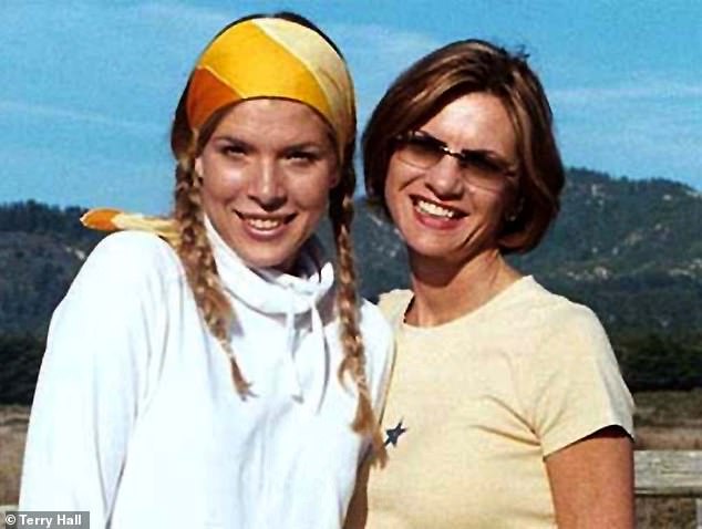 Kristine „Kristi“ Johnson (im Bild mit Mutter Terry Hall) war gerade 21 Jahre alt, als ein Fremder sie in einem Einkaufszentrum in LA ansprach und ihr sagte, er sei Filmproduzent und auf der Suche nach dem nächsten Bond-Girl