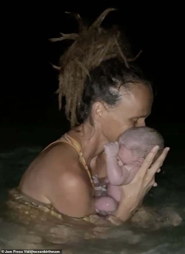 Josy Cornelius begrüßte ihren kleinen Jungen Maui, nachdem er ihn um 2 Uhr morgens in der Karibik zur Welt gebracht hatte