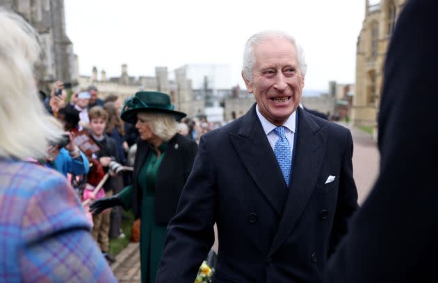 König Karl III. und Königin Camilla begrüßen die Menschen, nachdem sie am 31. März in Windsor, England, den Ostergottesdienst in der St. George's Chapel, Windsor Castle, besucht haben.