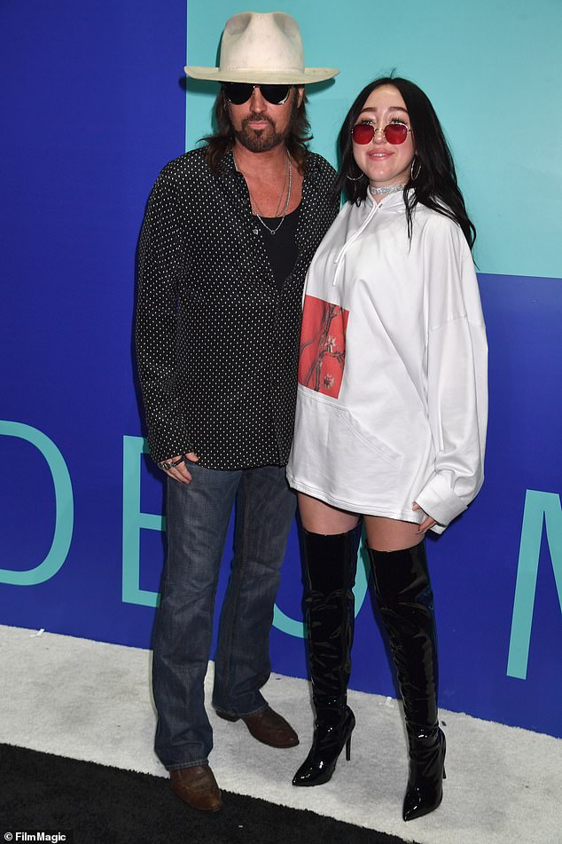 Noah Cyrus ist ihrem Vater Billy Ray Cyrus „sehr treu“ geblieben;  abgebildet 2017