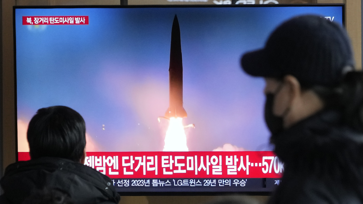 Im Fernsehen wird der Raketenstart Nordkoreas gezeigt
