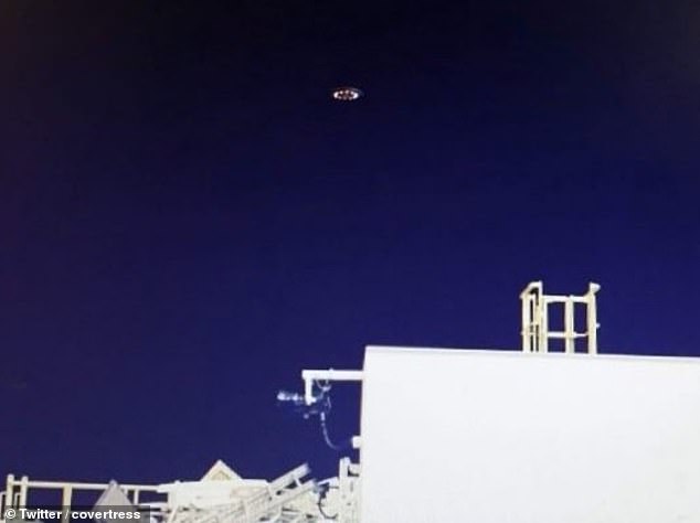 Zwei UFOs wurden beim Schweben über einer Bohrinsel vor der Küste Mexikos gesichtet, wo sich nach Angaben der Einheimischen eine geheime Unterwasser-Alienbasis befindet.  Ein Besatzungsmitglied des Schiffes in der Nähe von Tampico machte zwei Bilder