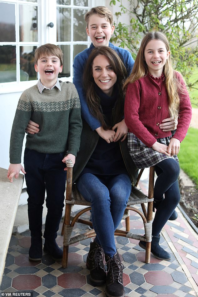 Die Prinzessin von Wales mit ihren Kindern auf ihrem Muttertagsporträt, das angesichts ihrer Diagnose nun an Bedeutung gewinnt