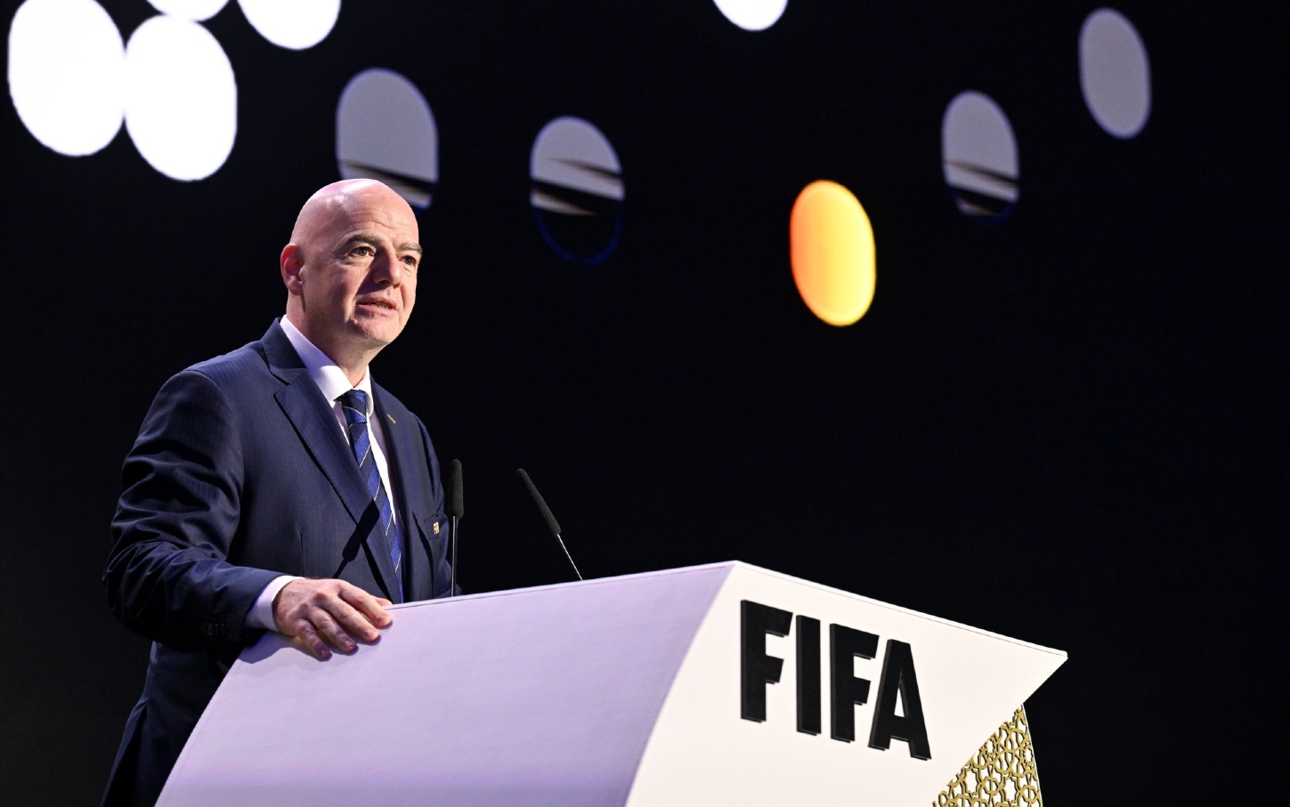 FIFA-Präsident Gianni Infantino auf dem Podium