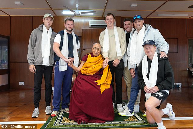(LR) Tom Hartley, Gus Atkinson, Zak Crawley, Dan Lawrence, Marcus Trescodick und Ollie Pope trafen am Mittwoch den Dalai Lama (Mitte).