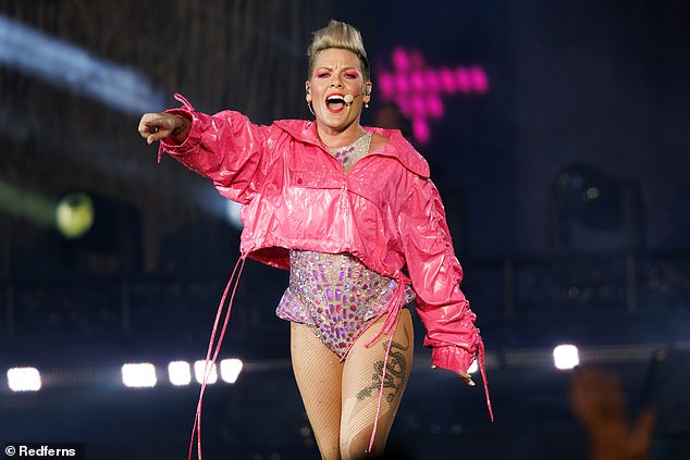 Pink hat bekannt gegeben, dass sie bei den Abschlusskonzerten ihrer Australian Summer Carnival-Tour Überraschungsgeschenke an einige glückliche Fans verteilen wird