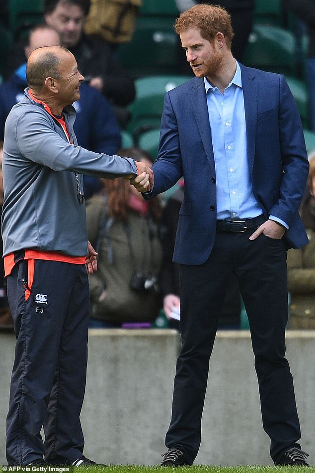 Prinz Harry (im Bild rechts) spricht mit Englands australischem Cheftrainer Eddie Jones (im Bild links) während eines Mannschaftstrainings in Twickenham im Jahr 2017