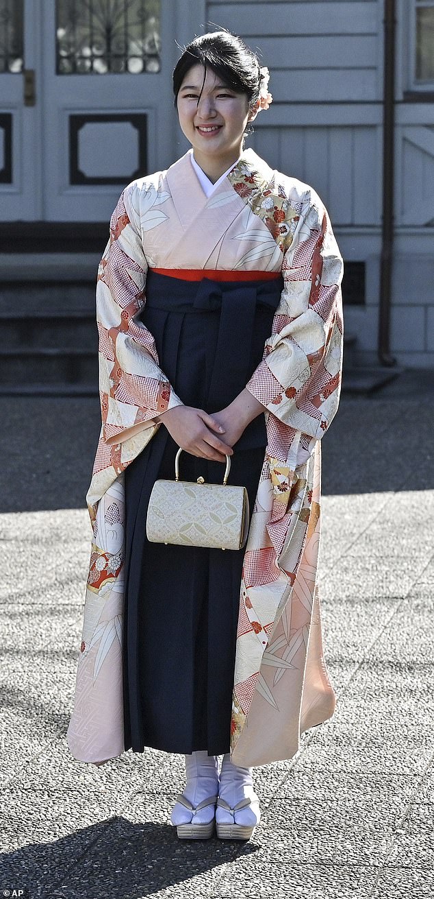 Prinzessin Aiko von Japan strahlte, als sie am Mittwoch an ihrer Abschlussfeier an der Gakushuin-Universität in Tokio teilnahm