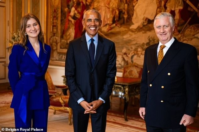 Royal-Fans sind begeistert von einem neuen Foto von Prinzessin Elisabeth, der zukünftigen Königin, gekleidet in einem schicken blauen Anzug, als sie den ehemaligen US-Präsidenten Barack Obama in ihrem Heimatland begrüßt