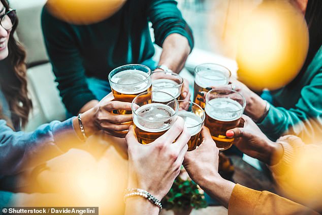Alkohol kann zu Gewichtszunahme und Sucht führen und wird mit sieben Krebsarten in Verbindung gebracht, darunter Mund-, Rachen-, Kehlkopf-, Speiseröhren-, Brust- und Darmkrebs