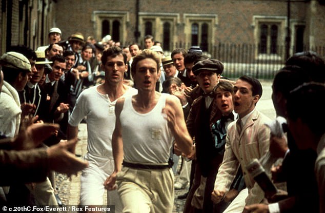 Ben Cross und Nigel Havers in einer Szene aus „Chariots of Fire“ aus dem Jahr 1981, in der die Studenten versuchen, 371 Yards um den Great Court des Trinity College zu sprinten