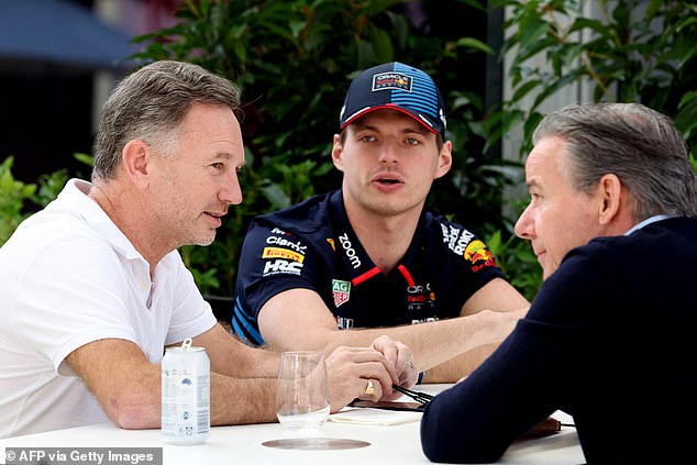 Auf dem Bild war Horner bei einem Treffen mit Max Verstappen und dem Manager des Fahrers, Raymond Vermeulen, zu sehen, als er am Donnerstag kurz darauf auf der Rennstrecke im Albert Park eintraf