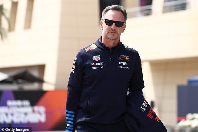 Der unter Beschuss geratene Red-Bull-Chef Horner kam zum Eröffnungsrennen der Saison 2024 auf den Bahrain International Circuit und machte eine isolierte Figur, als er alleine auftauchte