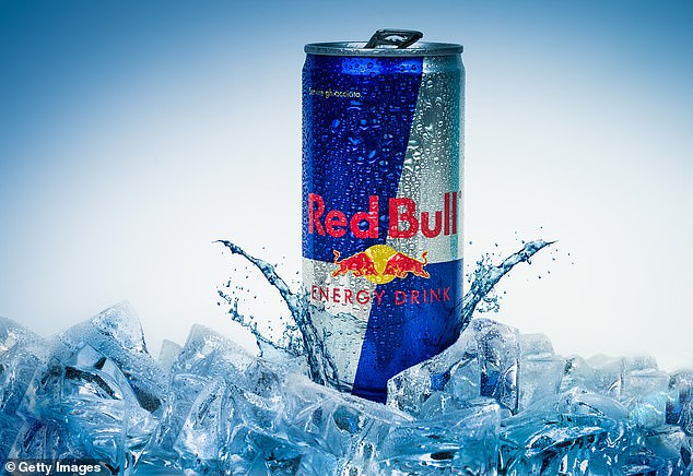 Abgebildet ist eine Aluminiumdose des Red Bull Energy-Drinks vor einem eisigen Hintergrund (Archivbild)