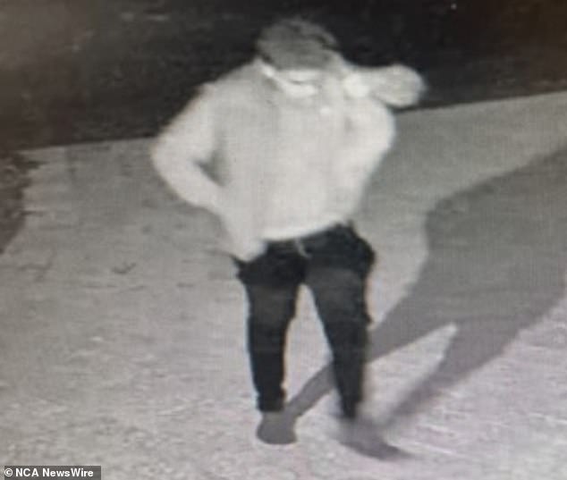 Die Ermittler veröffentlichten dieses CCTV-Bild eines Mannes, von dem sie glauben, dass er bei Ermittlungen behilflich sein kann