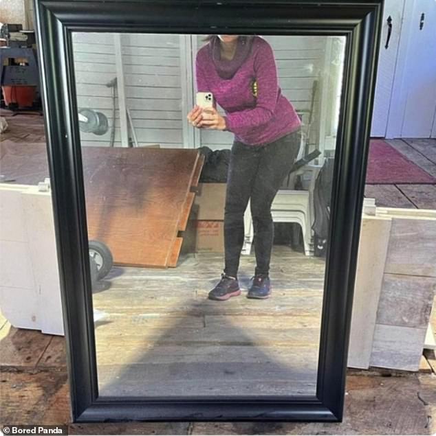 Eine US-Verkäuferin aus Boston ging in die Hocke, um das beste Foto von ihrem Spiegel zu machen, aber das bedeutete, dass sie versehentlich ein Selfie in einer amüsanten Pose machte