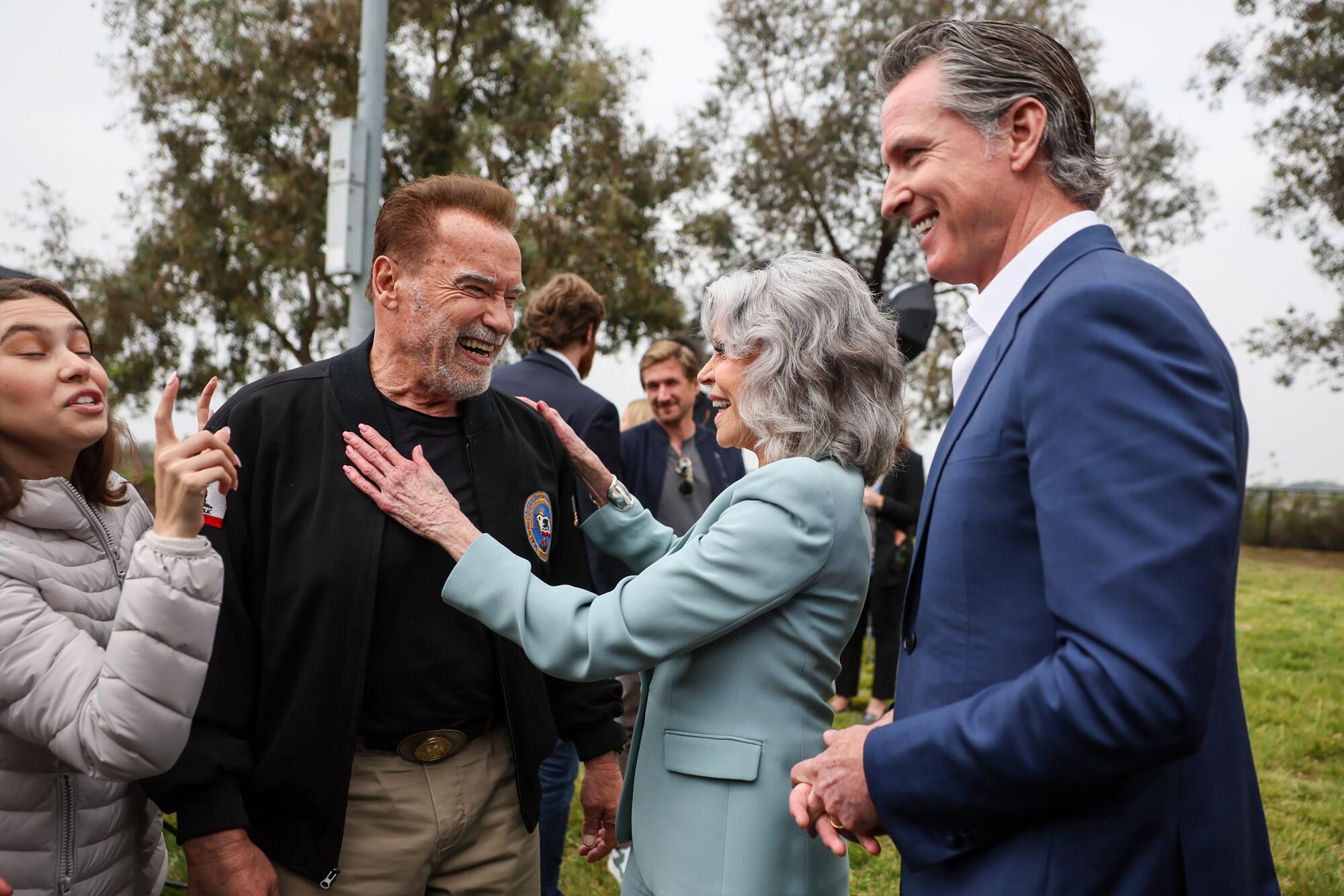 Die Aktivistin Nalleli Cobo, Arnold Schwarzenegger, Jane Fonda und Gouverneur Gavin Newsom stehen zusammen.