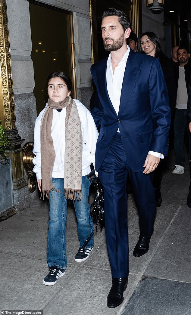 Scott Disick zeigte am Dienstag seine schlankere Figur, als er mit seiner 11-jährigen Tochter Penelope in New York unterwegs war