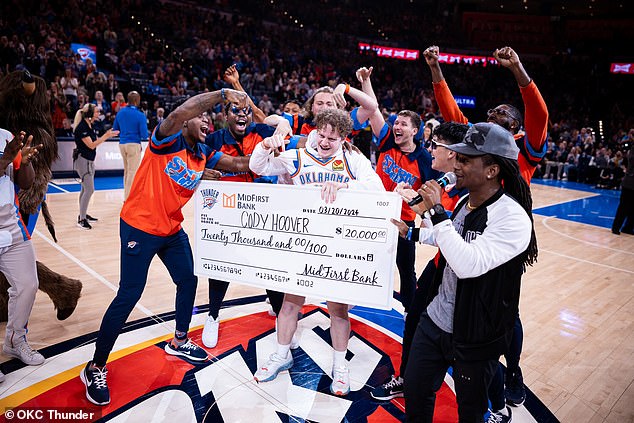 Ein Fan der Oklahoma City Thunder gewann 20.000 US-Dollar, nachdem er am Mittwoch einen Half-Court-Schuss gemacht hatte