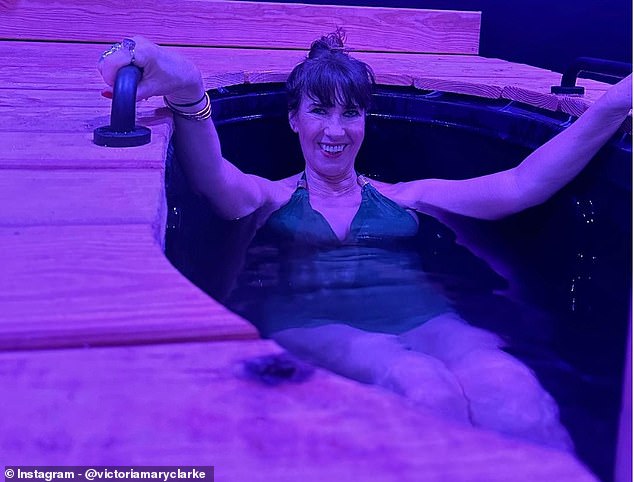 Shane MacGowans Witwe Victoria Mary Clarke erzählte am Mittwoch auf Instagram, wie ein Eisbad ihr geholfen habe, nach seinem Tod nicht mehr „wie verrückt zu weinen“ und sich „sehr deprimiert“ zu fühlen