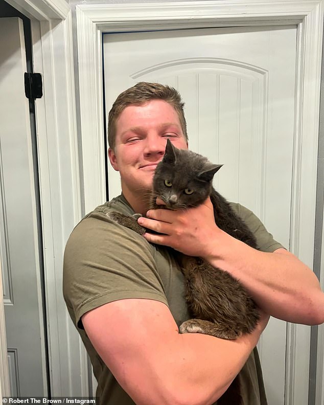 Garrison Brown, die Persönlichkeit von Sister Wives, präsentierte am Freitag in den sozialen Medien eine neue Katze, nur fünf Tage vor seinem tragischen Tod durch Selbstmord im Alter von 25 Jahren in seinem Haus in Flagstaff, Arizona