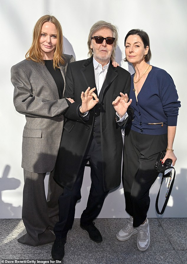 Die Familie McCartney kam zusammen, um Stella am Montag bei ihrer Show auf der Paris Fashion Week zu unterstützen