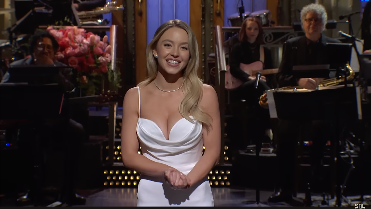 Sydney Sweeney zeigt als Moderatorin viel Dekolleté in einem weißen Kleid mit tiefem Ausschnitt "SNL"