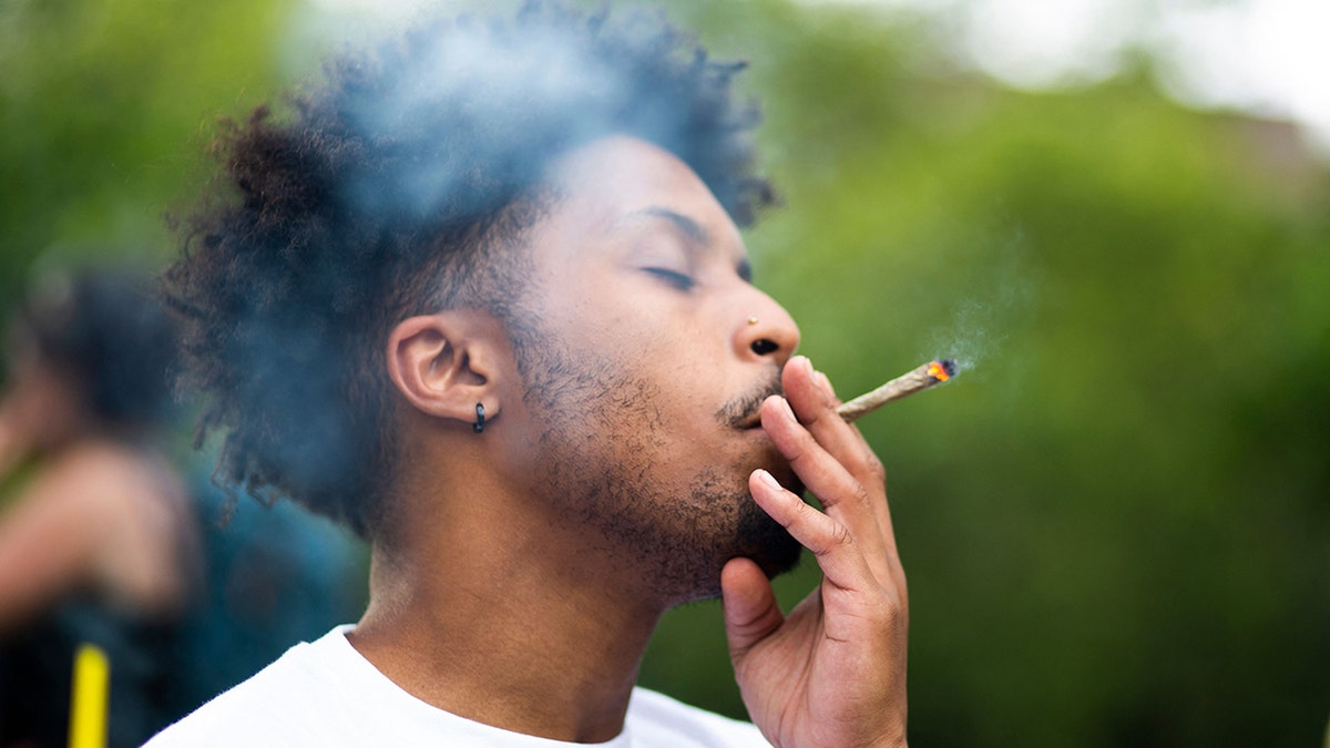 Mann raucht Gras in New York