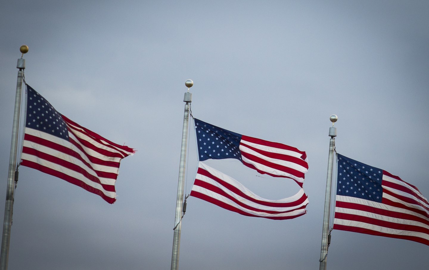 Im Juni 2018 ist eine amerikanische Flagge über dem Washington Monument fast in zwei Teile geteilt.