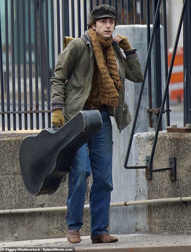 Timothée Chalamet blieb locker, als er am Sonntag in New York City mit Zockerhut und fingerlosen Handschuhen die Rolle von Bob Dylan spielte, während er das Biopic über den Singer-Songwriter drehte