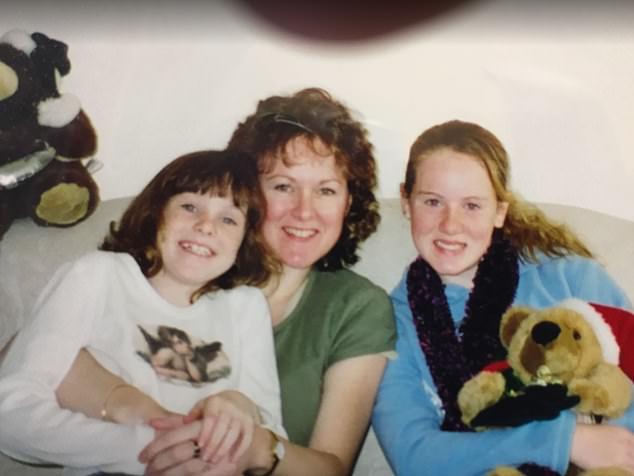 Frau Holyoak, oben abgebildet, mit ihren beiden Töchtern Haley (links) und Michelle, hat sich von ihrer Familie entfremdet und lebt allein in einer Sozialwohnung