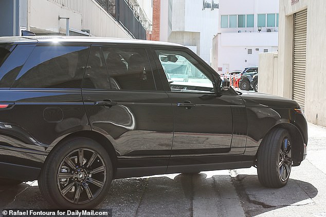 Travis Kelce wurde am Mittwoch auf dem Weg zum Fitnessstudio in LA in einem schwarzen Range Rover gesehen