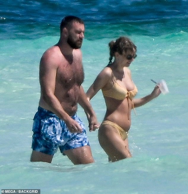 Letzte Woche tauchten Fotos von Kelces „Dad Bod“ im Urlaub mit Taylor Swift auf den Bahamas auf