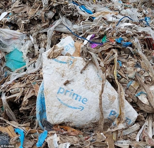 Der neue Bericht der US Public Interest Research Group kommt zu dem Ergebnis, dass Kunden für einen Großteil des sogenannten „recycelbaren“ Kunststoffs von Amazon ihre Abfallverpackungen zu speziellen „Abgabeorten in Geschäften bringen müssen, an denen Kunststofffolien akzeptiert werden“.