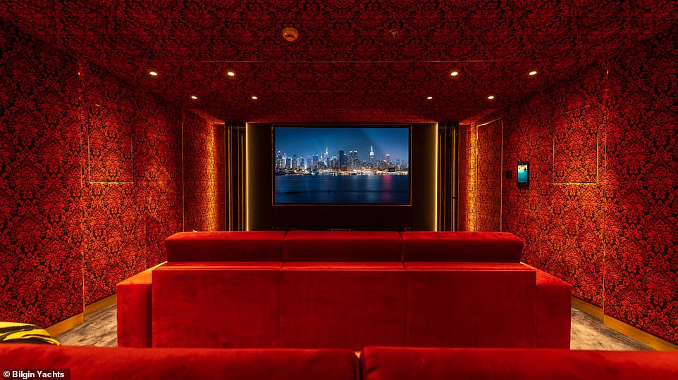 Neben einem Swimmingpool baute der Eigentümer auch verschiedene andere Luxuseinrichtungen ein, darunter einen mit rotem Samt verkleideten Kinosaal
