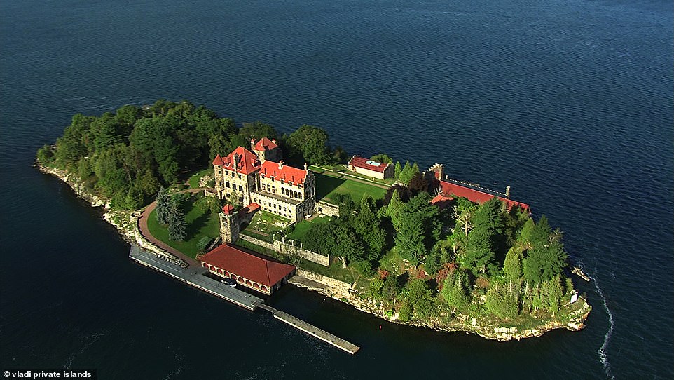 Dark Island ist für Könige geeignet und bietet privaten Zugang nicht nur zu seinem Gelände, sondern auch zum darin befindlichen Schloss
