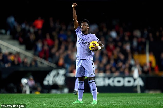 Vinicius Jr. macht vor rassistischen Fans in Valencia eine ikonische Pose, als er Real Madrids erstes Tor schießt