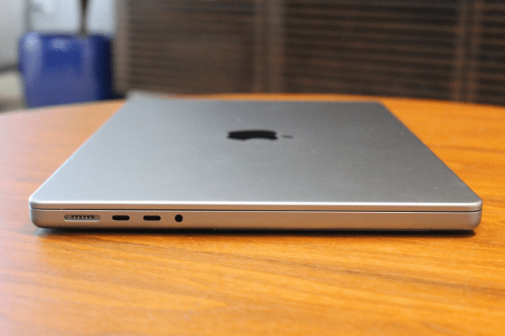 Die Anschlussauswahl des MacBook Pro 14 Zoll.