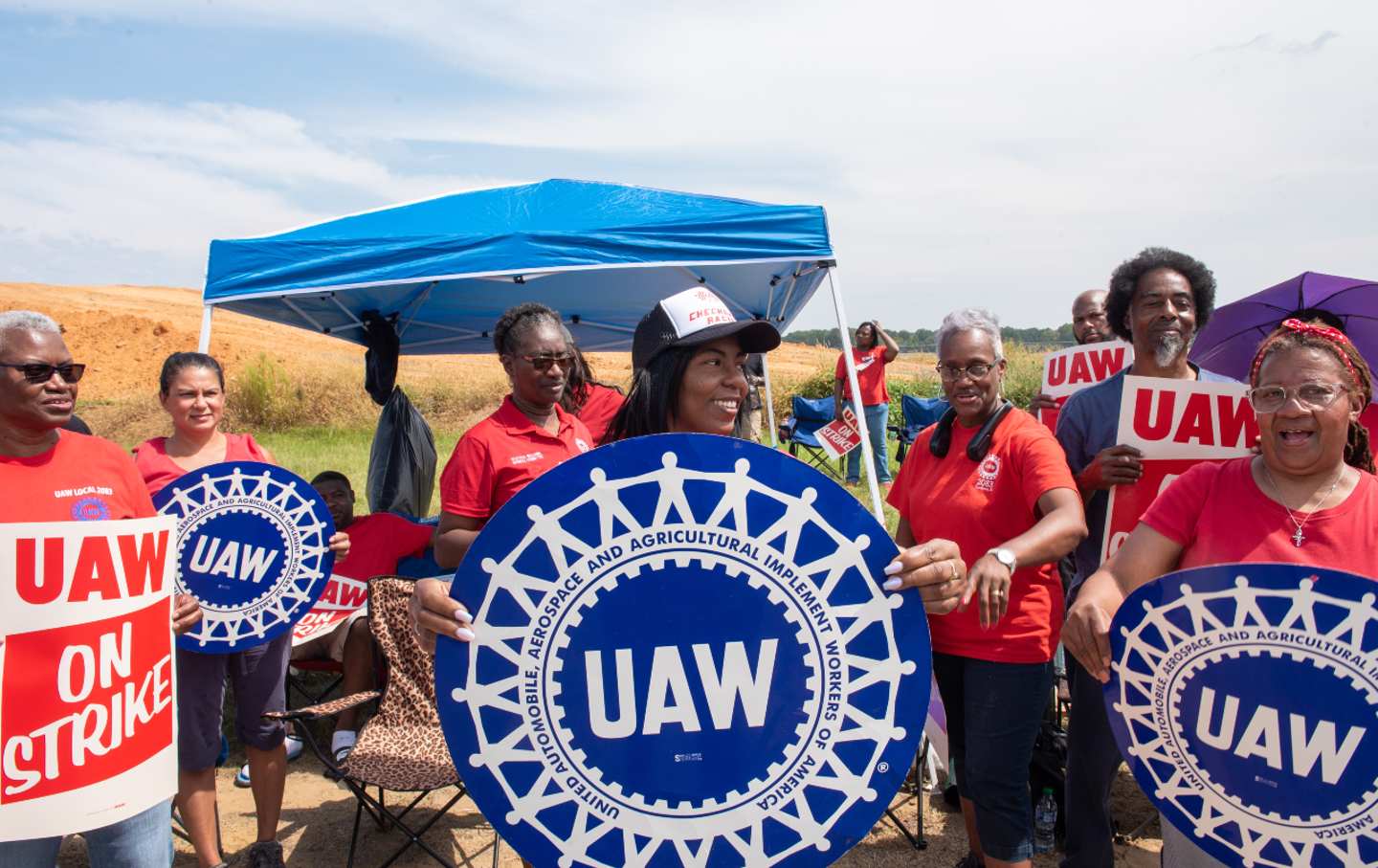 Mitglieder von United Auto Workers auf einer Streiklinie in Tuscaloosa, Alabama, am 20. September 2023.
