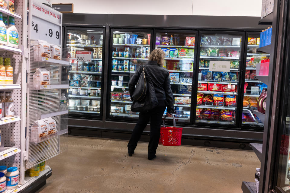NEW YORK, NEW YORK – 5. MÄRZ: Am 5. März 2024 kaufen Menschen in einem Target-Geschäft in Manhattan in New York City ein.  Da Fortschritte bei der Gewinnsteigerung zu verzeichnen waren, stiegen die Aktien des in Minneapolis ansässigen Einzelhändlers im Nachmittagshandel trotz eines Umsatzrückgangs um fast 12 %.  (Foto von Spencer Platt/Getty Images)