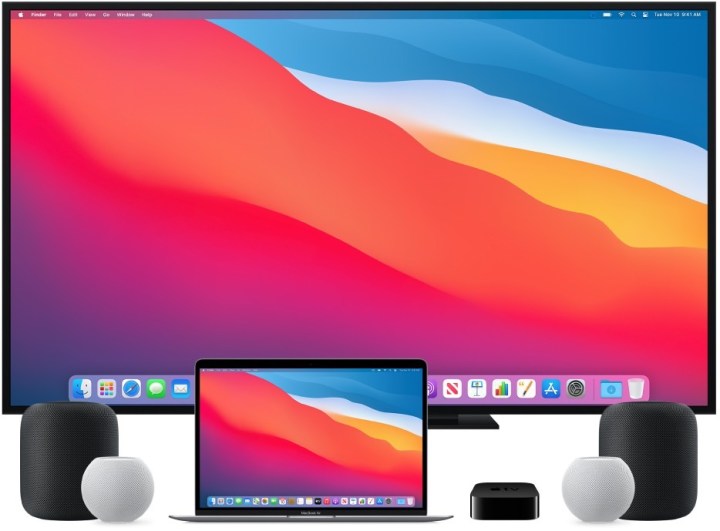Mehrere Apple-Geräte sitzen nebeneinander.