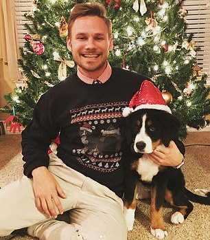 Bei Evan White, der aus Dallas stammt und das älteste von drei Kindern ist, wurde im Alter von 24 Jahren Darmkrebs im dritten Stadium diagnostiziert, nachdem er ins Krankenhaus ging, um sich einen Abszess aus seinen Mandeln entfernen zu lassen.  Oben ist er zu Weihnachten mit seinem damaligen Welpen, einem Berner Sennenhund namens Lola, abgebildet