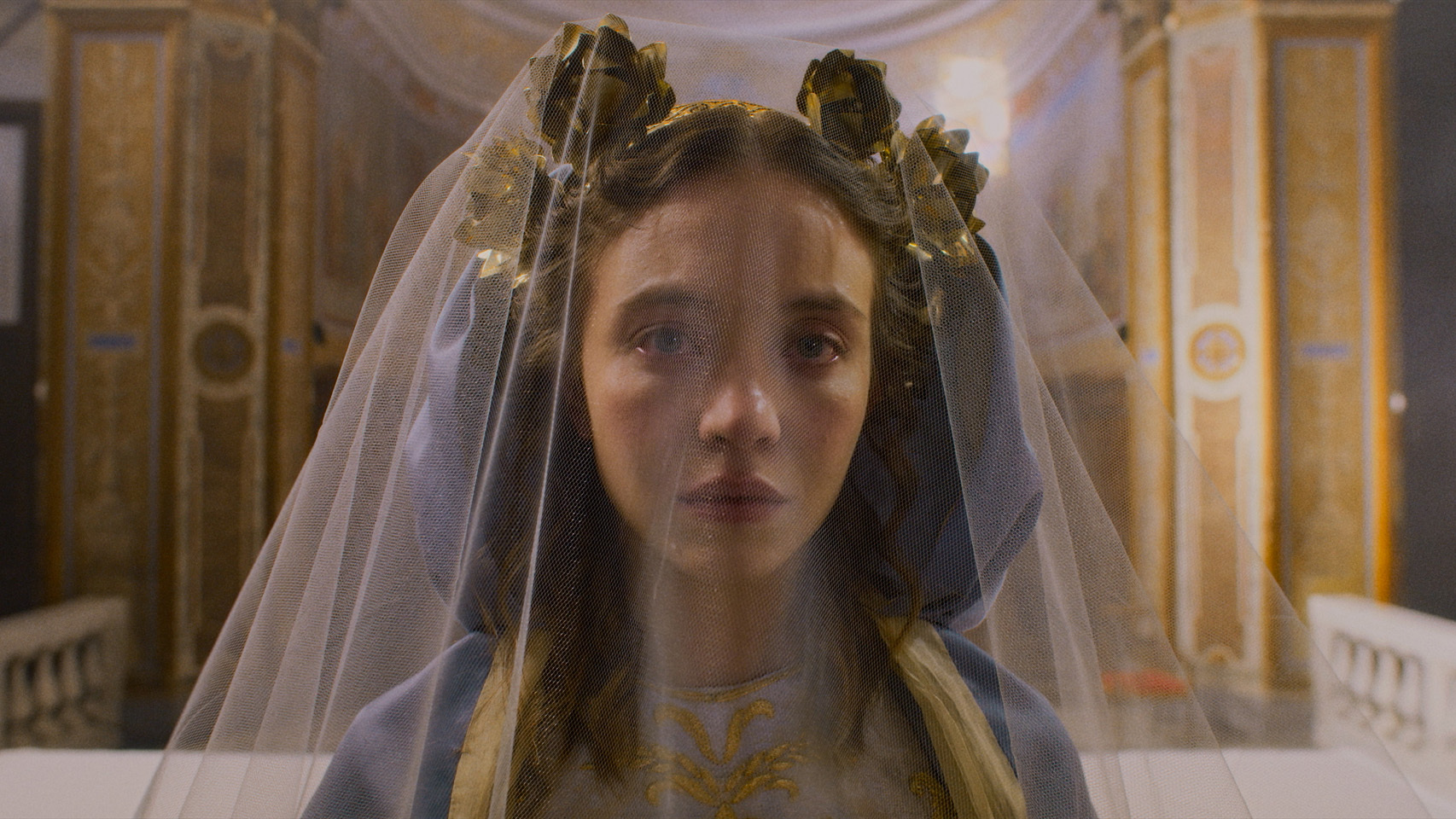 Sydney Sweeney weint unter einem Schleier in einem Standbild aus ihrem neuen Film „Immaculate“.