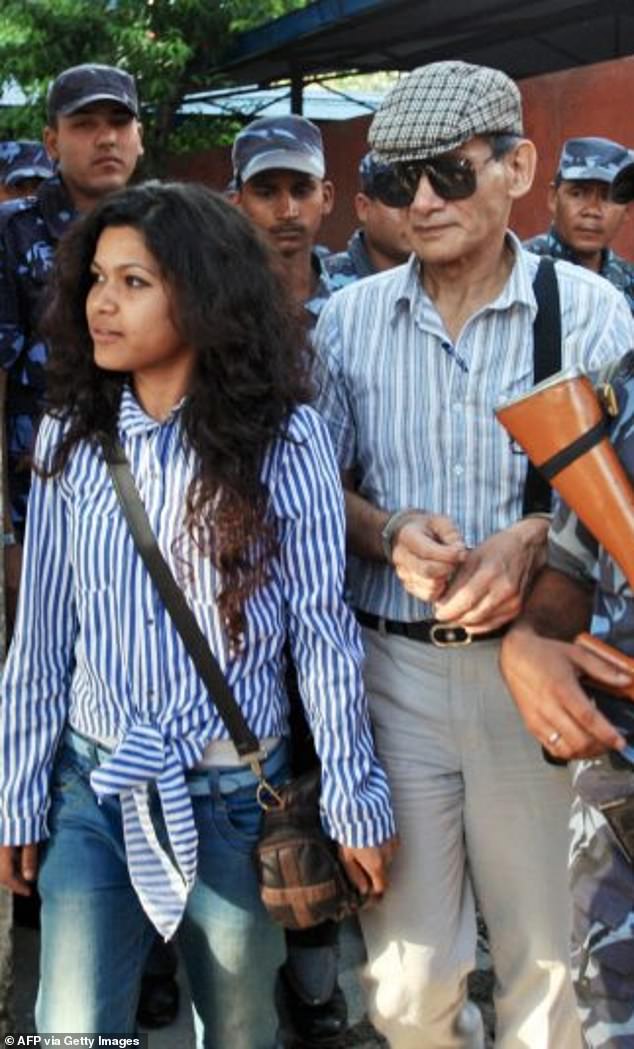 Charles Sobhraj (R) und seine Frau Nihita Biswas (L) werden nach einer Gerichtsverhandlung in Kathmandu am 31. Mai 2011 von nepalesischen Polizisten zu einem wartenden Fahrzeug geführt
