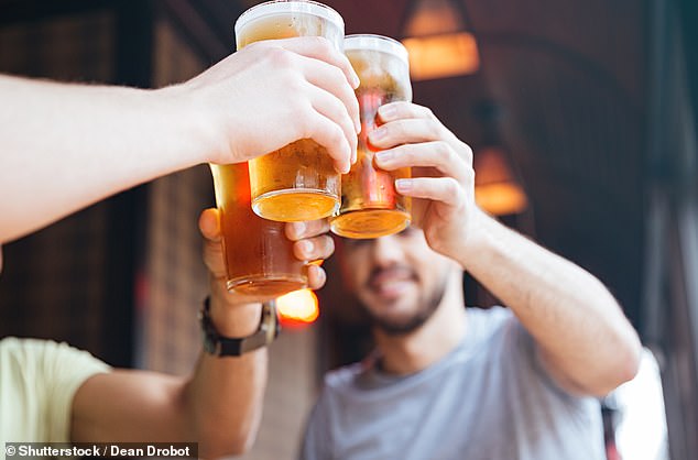 Obwohl „Bierbauch“ der am häufigsten verwendete Begriff ist, können auch diejenigen, die keinen Schluck Alkohol trinken, einen bekommen